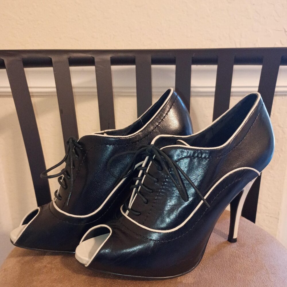 Black & White Steve Madden Tie-Up Peep-Toe Booties - Women's Size 6